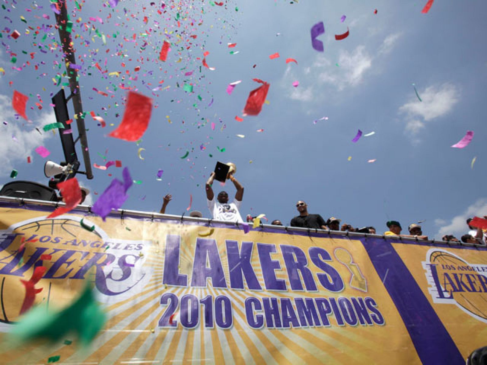 Los jugadores de Los Ángeles Lakers han salido a la calle para dedicar a sus aficionados el último campeonato de la NBA
