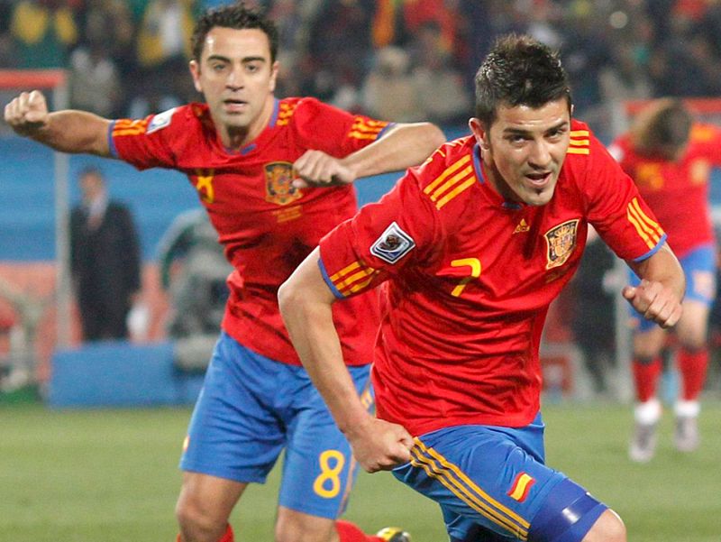 Espa�a ha logrado sus tres primeros puntos en el Mundial al derrotar a Honduras por 2-0 en una clara victoria de la Roja, que perdon� la goleada a los centroamericanos. El equipo de Del Bosque pudo haber conseguido m�s goles pero acab� el partido con