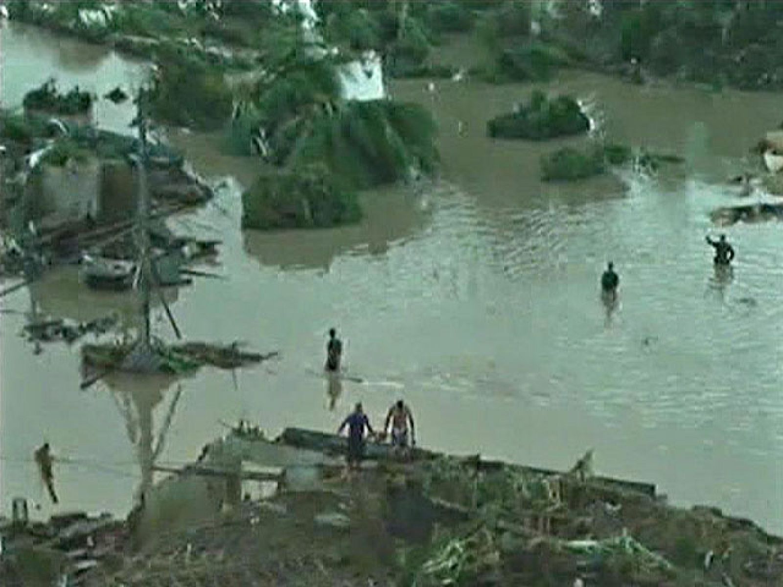 Las lluvias causan 40 muertos y dejan 1.000 desaparecidos en Brasil. El temporal afecta al noreste del país y más de 150.000 personas han perdido sus casas. En abril, los suburbios de Rio de Janeiro sufrieron graves inundaciones (22/06/2010).