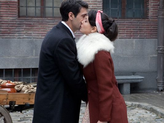 Amar en tiempos revueltos - Rosa utiliza su mejor arma