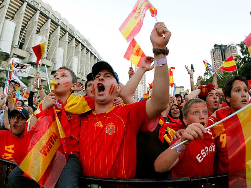 España se quedó vacia durante el partido de la selección ante Honduras y los aficionados de la 'Roja' demostraron que están con su equipo animando en todo momento, con mucho colorido y con canciones de ayer y de hoy.