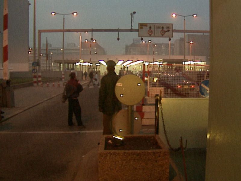 El 22 de junio de 1990 desmantelaron el Checkpoint Charlie | Ver