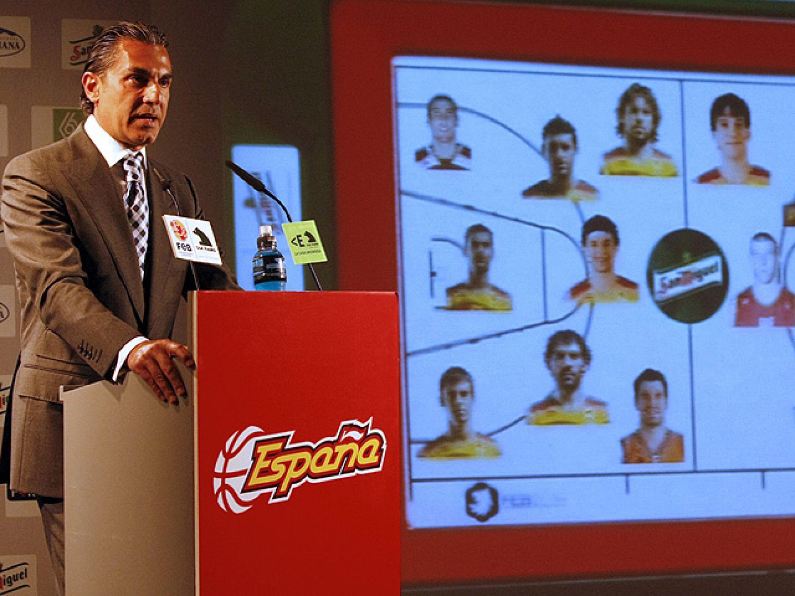 El seleccionador de España, Sergio Scariolo, ha recuperado al pívot del Regal Barcelona, Fran Vázquez, para el combinado que disputará el Mundobasket de Turquía. Entre los seleccionados, destacan las novedades de San Emeterio o Rafa Martínez.