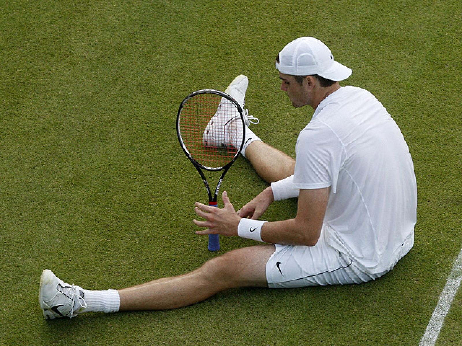 El francés Nicolas Mahut y el estadounidense John Isner llevan dos días y casi diez horas para resolver un partido de primera ronda en Wimbledon. Van 4-6, 6-3, 7-6(7), 6-7(5) y 59-59 y ya han batido todos los récords en un partido de tenis.