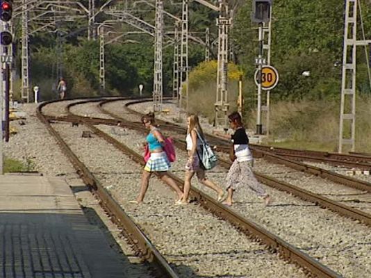  - Imprudentes cruzando vías de tren