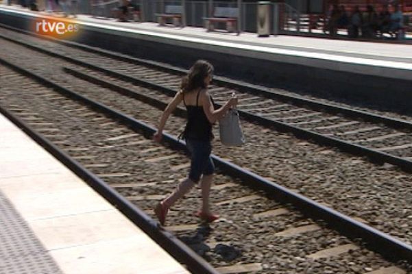 L'Informatiu - Creuant la via a Castelldefels