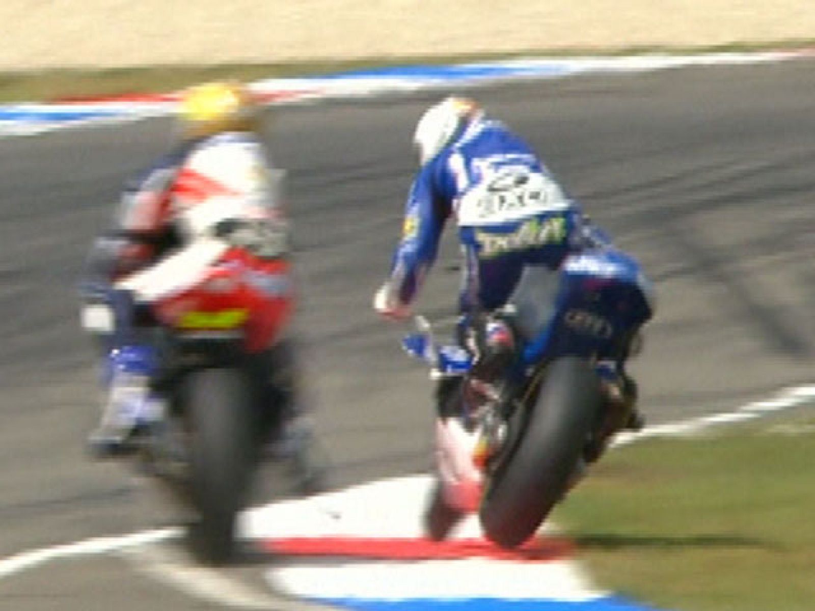 Álex Debón se ha fracturado la clavícula después de chocar con el tailandés Rattahpark Wilairot en los entrenamientos oficiales del Gran Premio de Países Bajos.