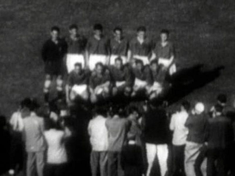 España afronta el partido ante Chile con buenos antecedentes históricos. Desde España 82 ha ganado todos los últimos partidos de la primera fase, y el azul en su camiseta le trae suerte.