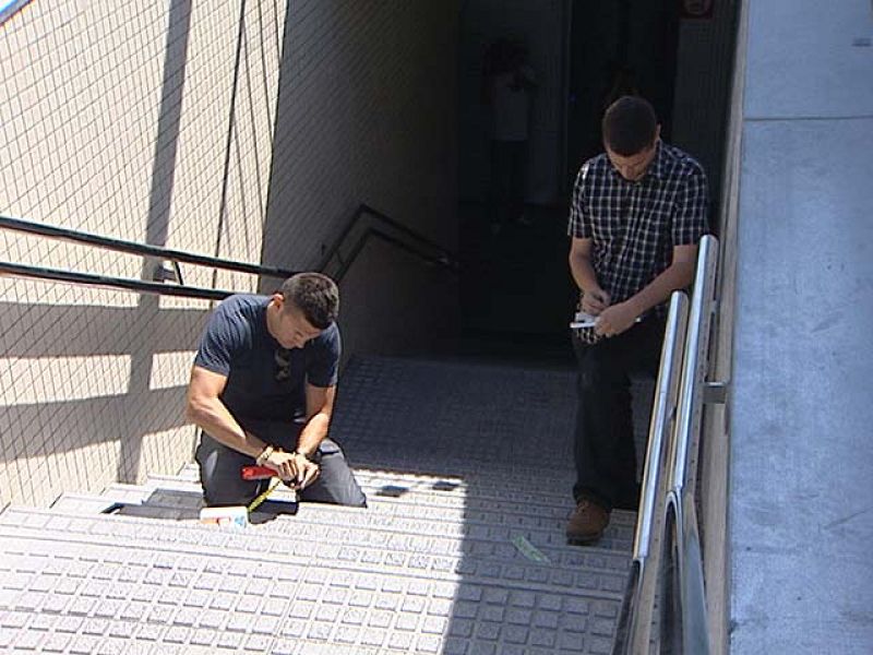 En la estación de Castelldefels los investigadores recogen pruebas del accidente