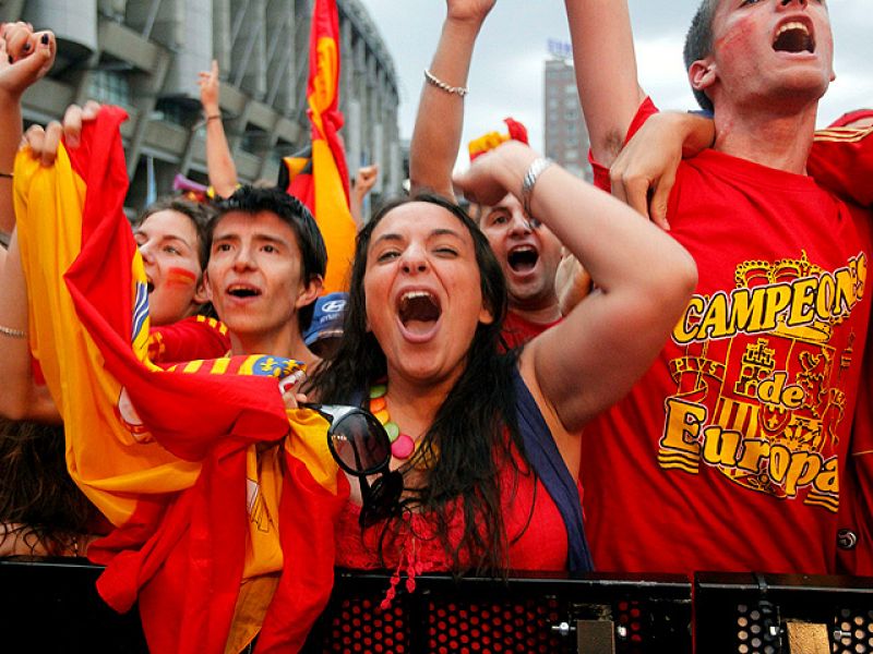 Los aficionados españoles llenaron las plazas españolas para animar a su selección, a pesar de la intensa lluvia que cayó en ciudades como Madrid.