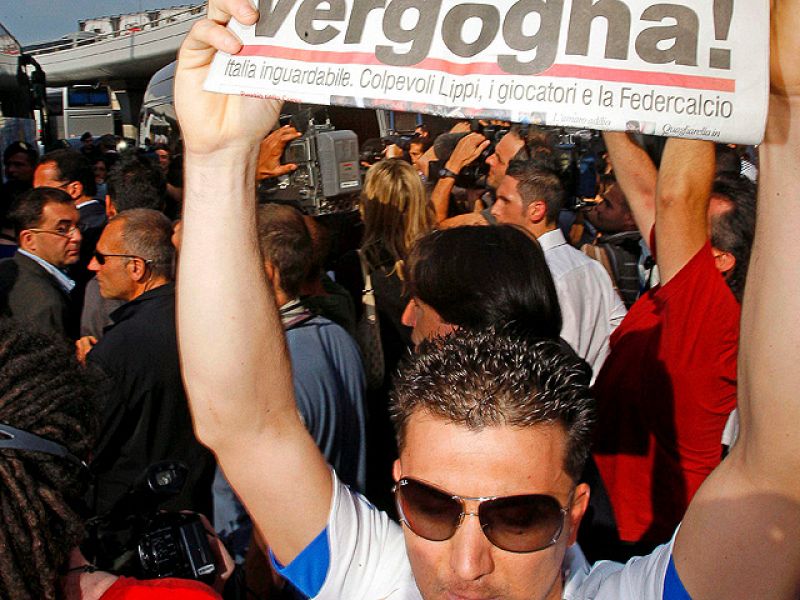 Decenas de aficionados abuchearon a los jugadores de la selección italiana de fútbol a su llegada al país transalpino después de ser eliminados del Mundial.