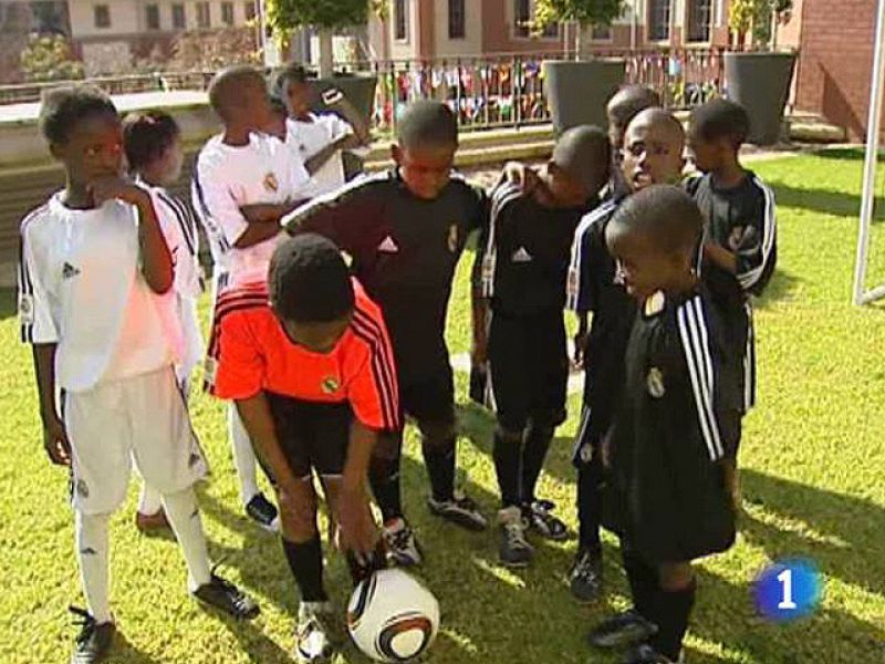 Clubes como el Real Madrid han invertido en zonas sudafricanas como Soweto, en Johannesburgo, donde miles de niños se beneficiarán del desarrollo a través del fútbol.
