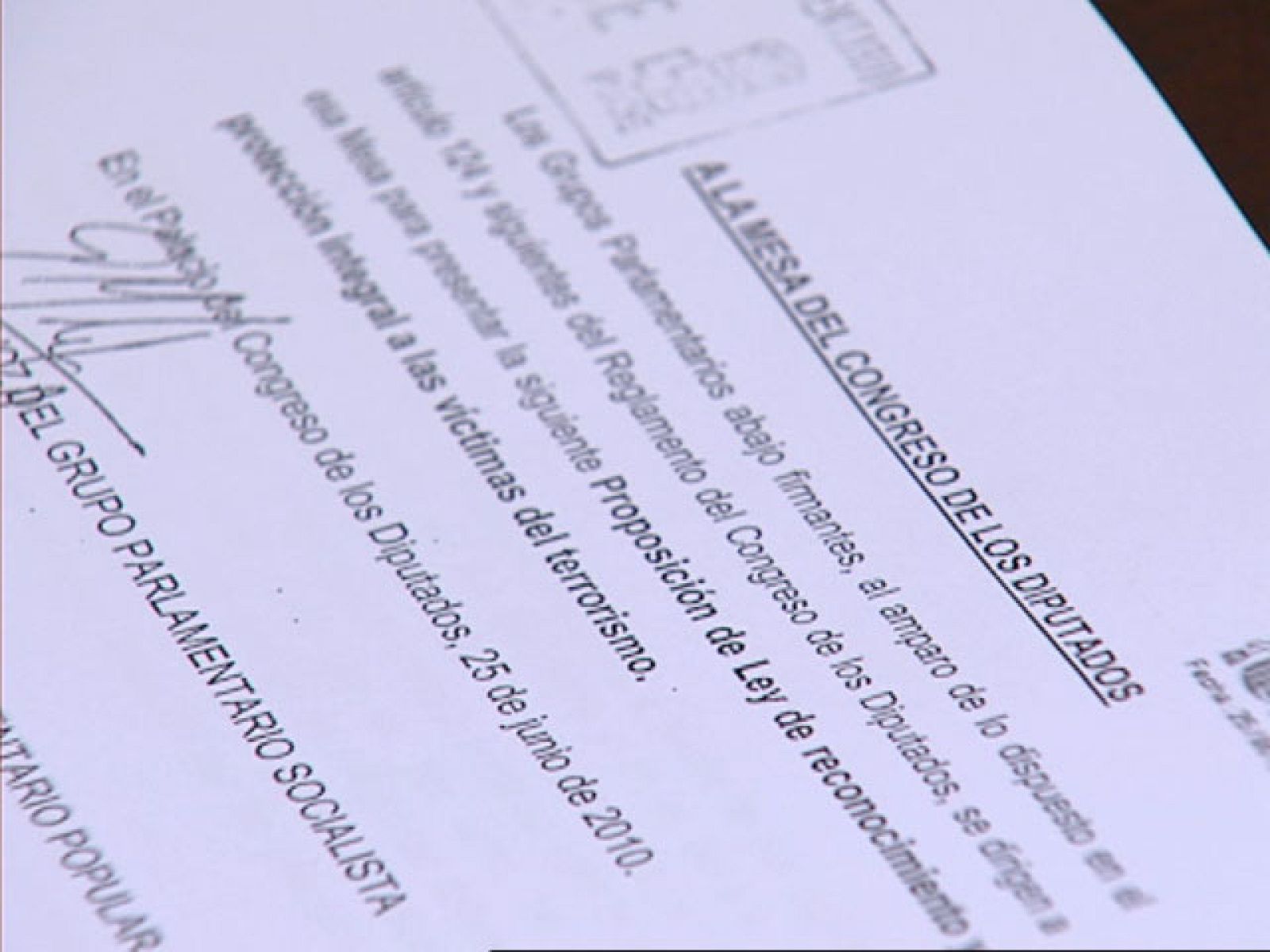 Imagen de unidad de todos los grupos políticos presentando la nueva Ley de Víctimas del Terrorismo | Ver