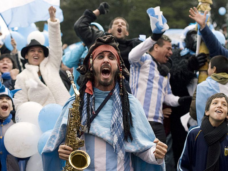 La capital argentina, Buenos Aires, festejó el pase de Argentina a cuartos de final durante toda la noche. Miles de personas salieron a las calles de la ciudad, a pesar del mal tiempo.