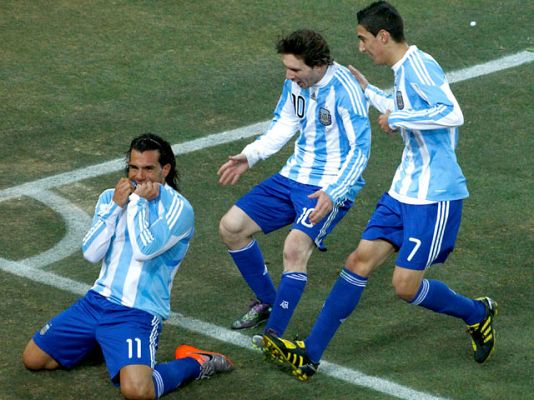  - Argentina pasa con ayuda arbitral