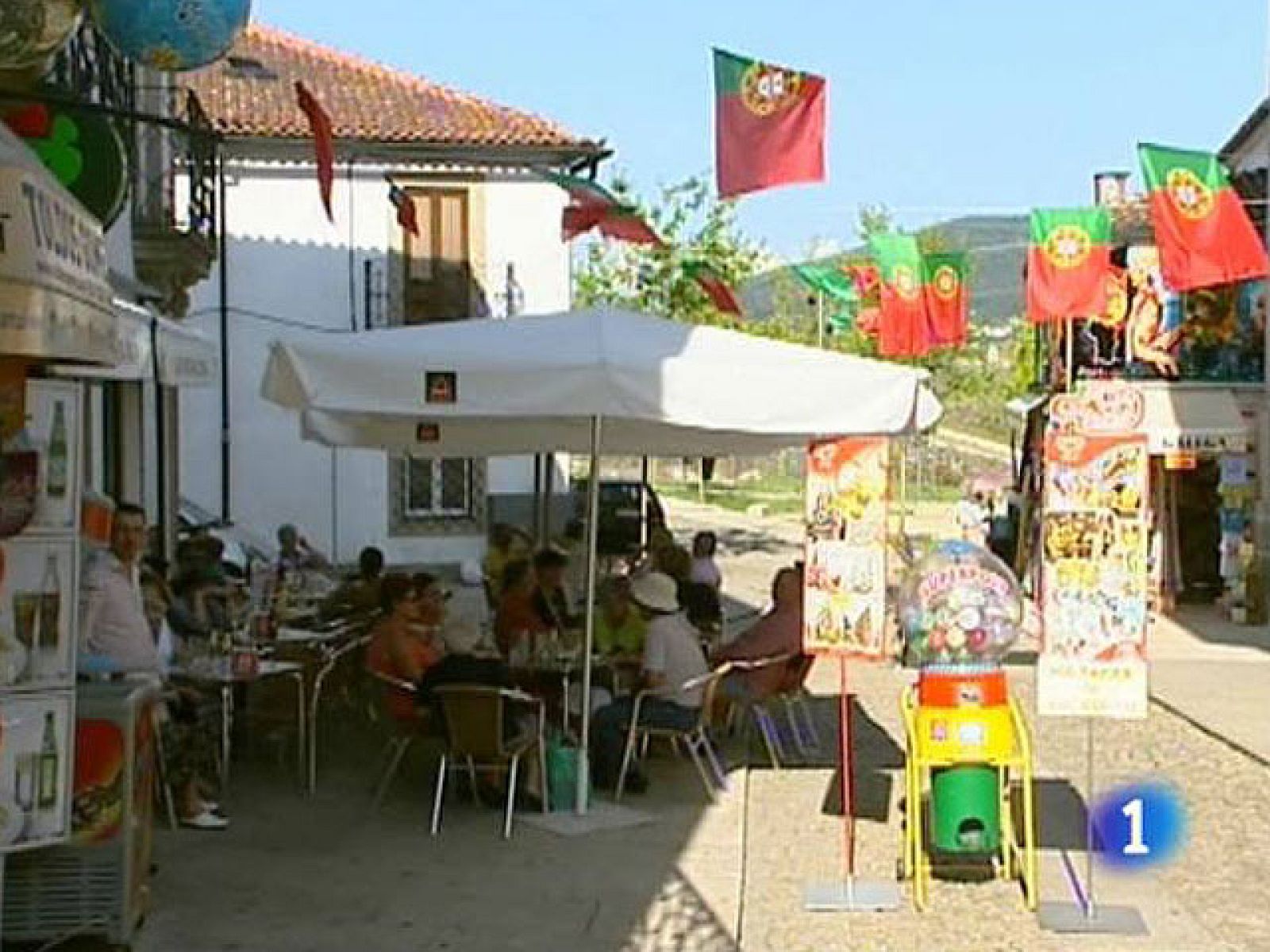 Portugueses y españoles discuten de fútbol en la frontera gallega, donde se venden tantas camisetas de la 'Roja' como de Cristiano Ronaldo.