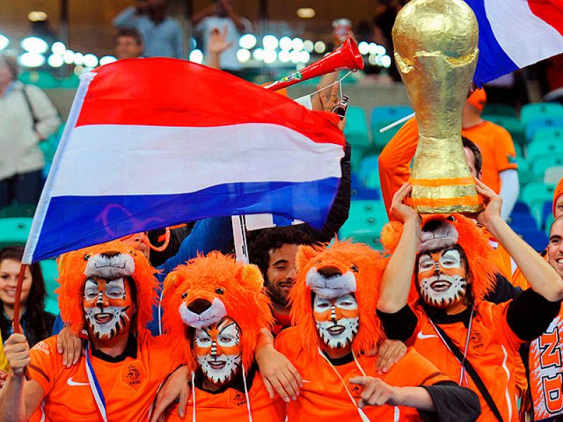La selección holandesa firmó su pase a cuartos de final al derrotar 2-1 a la debutante Eslovaquía y sus miles de seguidores vistieron de naranja la ciudad de Durban.