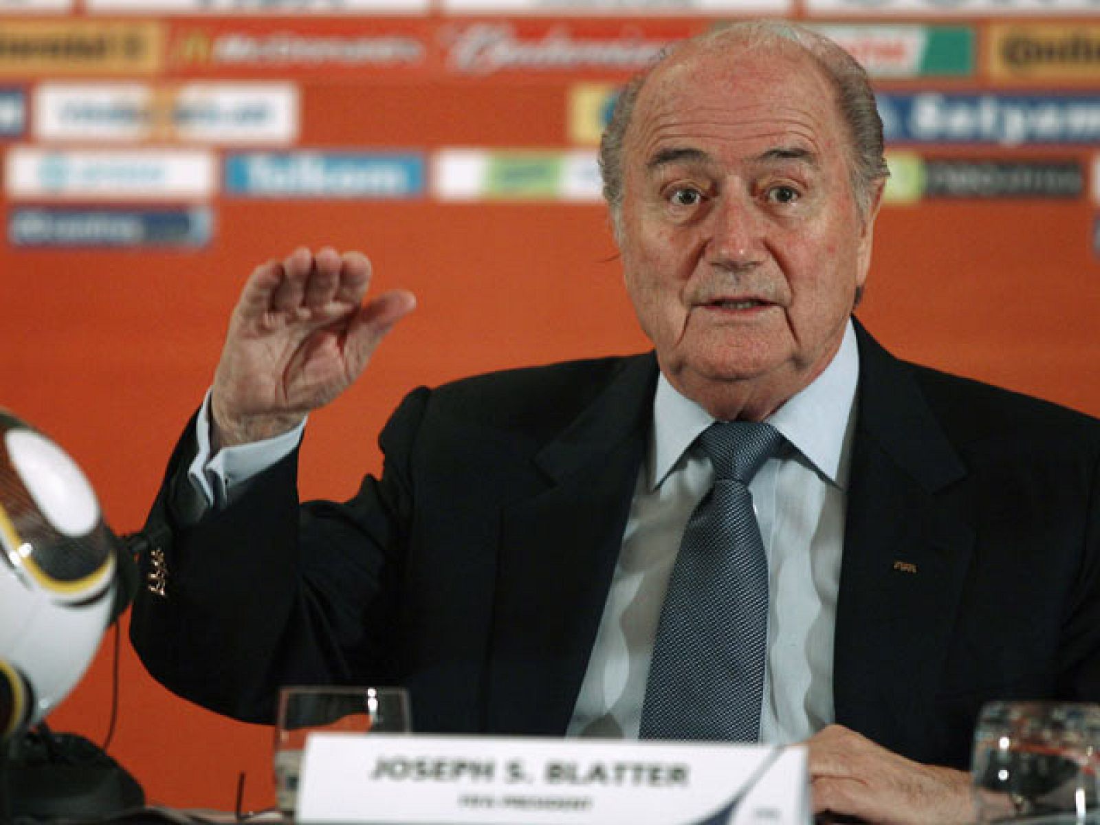 Tras pedir perdón a Inglaterra y México por los errores árbitrales, el presidente de la FIFA, Joseph Blatter, no descarta incorporar las nuevas tecnologías para arbitrar los partidos. En cualquier caso, es un tema que no se estudiará hasta que termi