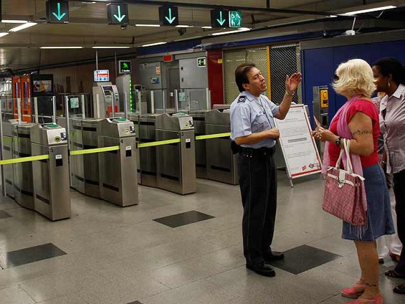 Ayuda policial para reabrir el metro de Madrid | Ver