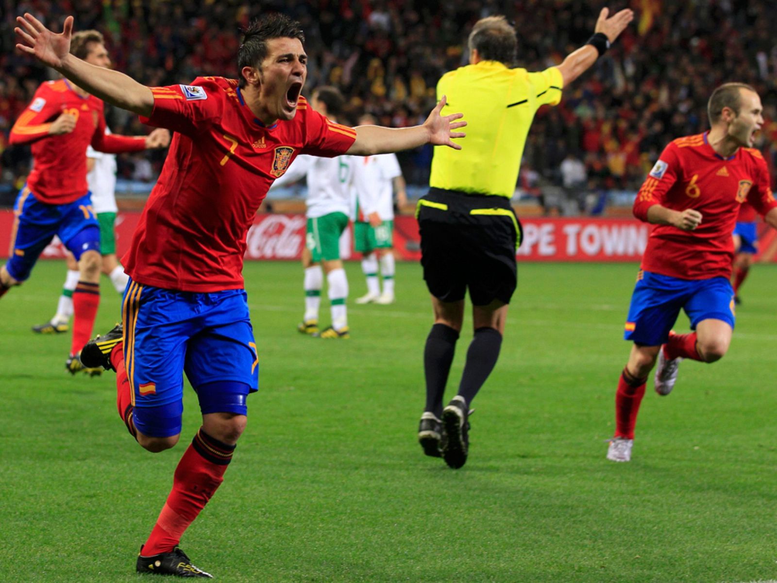 España se ha clasificado a cuartos de final del Mundial al derrotar a Portugal con un gol de David Villa, que ha sumado su cuarto tanto en Sudáfrica. La selección española ha jugado su mejor partido en lo que va de torneo ante una Portugal que llegó