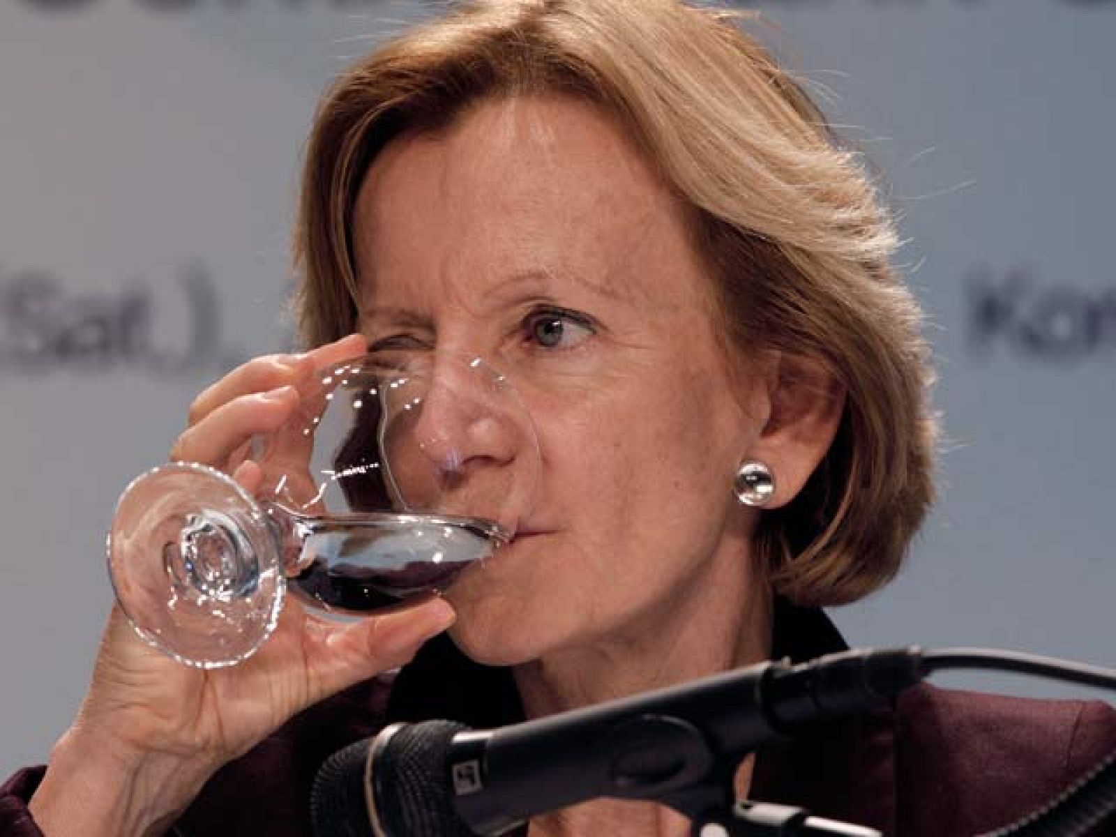 España acaba el 30 de junio su semtres de Presidencia rotatoria de la UE, marcada por la crisis de la deuda soberana griega, que salpicó a España. No hubo cumbre euromediterránea y con Obama en Madrid, ni hubo avances con Cuba.