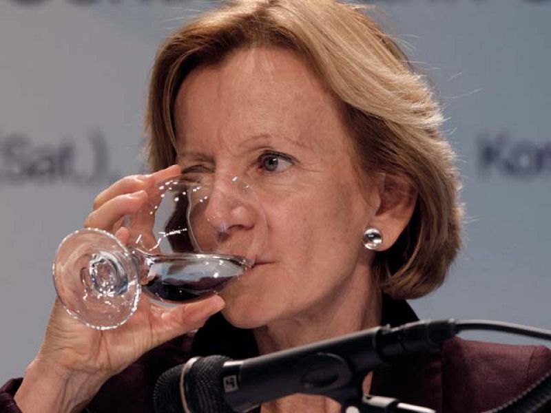 España acaba el 30 de junio su semtres de Presidencia rotatoria de la UE, marcada por la crisis de la deuda soberana griega, que salpicó a España. No hubo cumbre euromediterránea y con Obama en Madrid, ni hubo avances con Cuba.