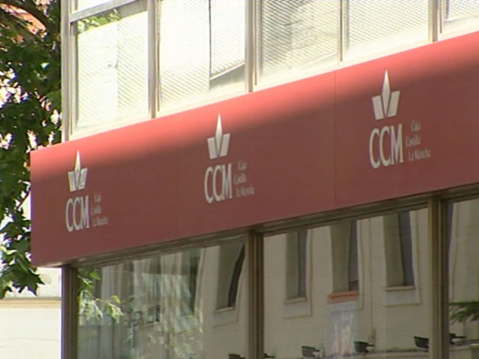 Esta tarde la Asamblea de Caja de Castilla-La Mancha debe decidir sobre su integración en Cajastur | Ver