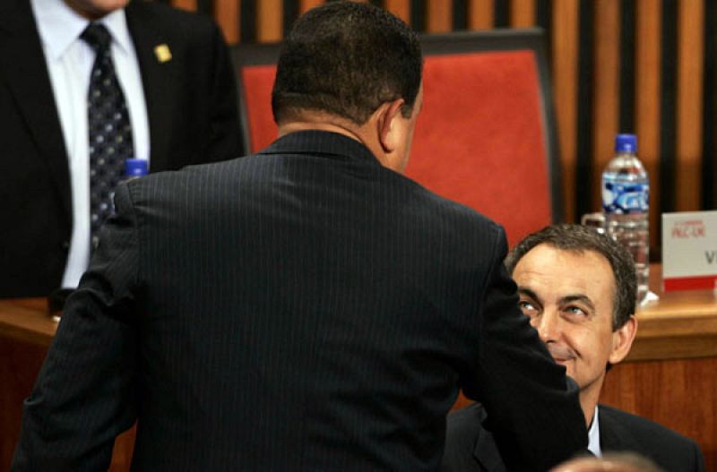 Frío saludo de Chávez a Zapatero