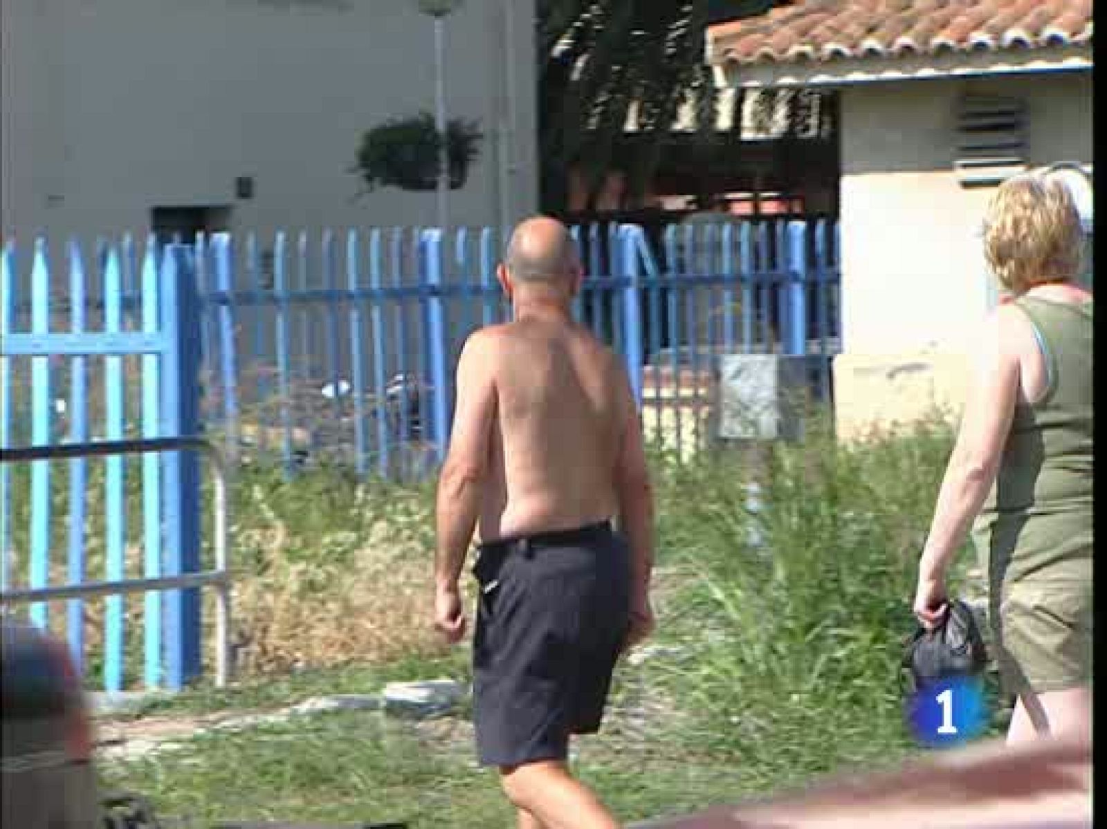 Salou, en Tarragona, ha prohibido ir sin camiseta o en biquini por algunas calles céntricas y en los espacios públicos | Ver