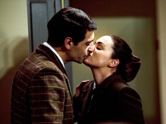 Amar en tiempos revueltos - El beso de Mauricio y Lucía