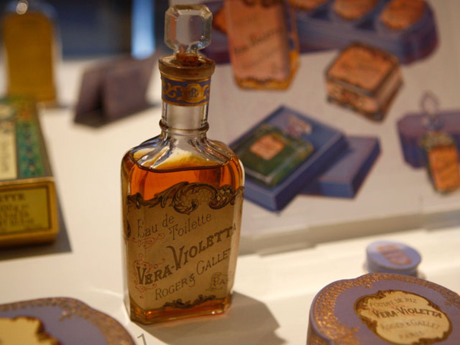 Una colección privada de perfumes llega al Museo del Traje, en Madrid | Ver