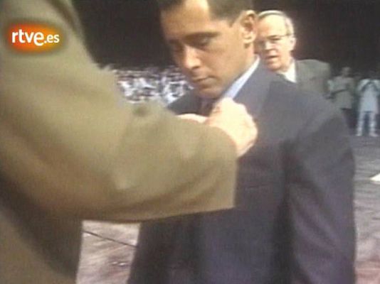 Fue noticia en el Archivo de RTVE - Condecoran a padre del niño balsero