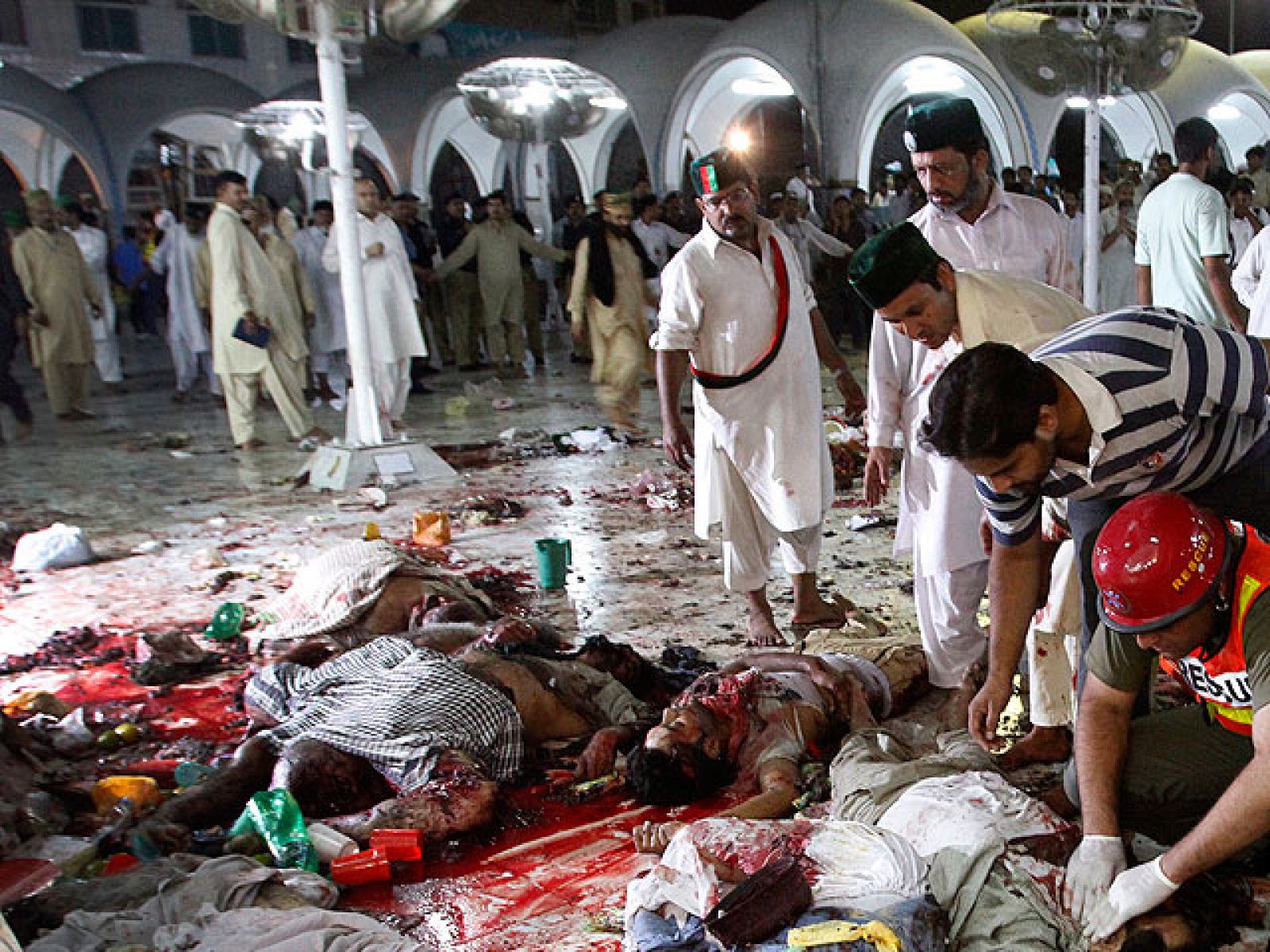 Los movimientos de uno de los terroristas que han atentado contra una mezquita sufí en Lahore (Pakistán) han sido grabados por varias cámaras de vigilancia. Tres explosiones han matado a más de 40 personas y han herido a casi 200 (02/07/2010).