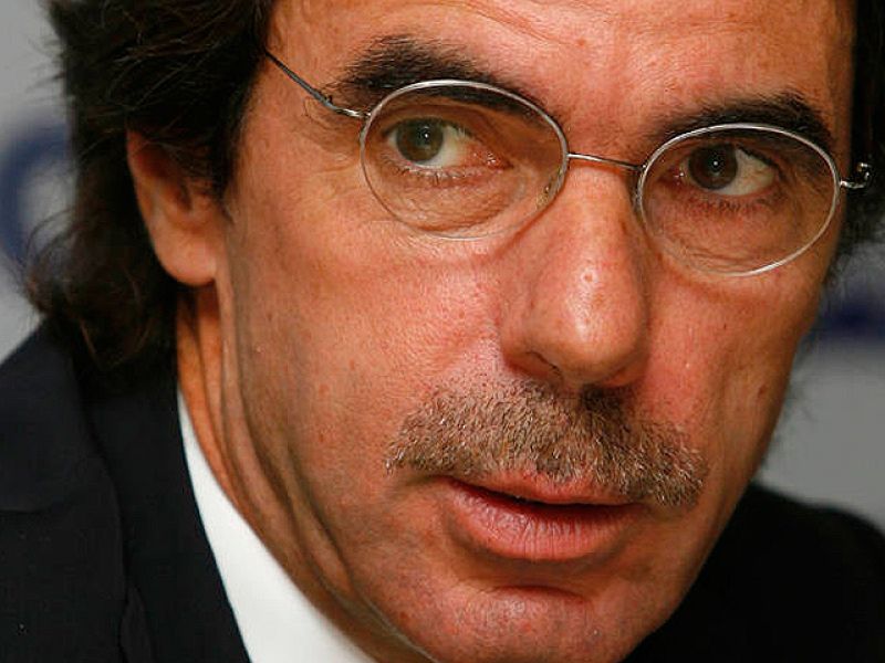 Aznar acusa a Zapatero de situar a España en una "profunda sima jurídica y política" con el Estatuto | Ver