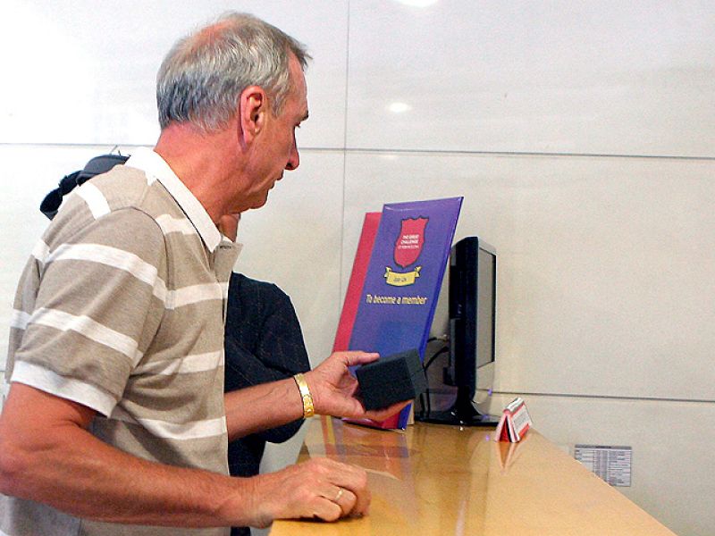 El holandés Johan Cruyff, que fue nombrado presidente de Honor del FC Barcelona por Joan Laporta el pasado mes de abril, ha devuelto este viernes la insignia que le acredita como miembro de Honor de la entidad. Sandro Rosell ha calificado de "absurdo