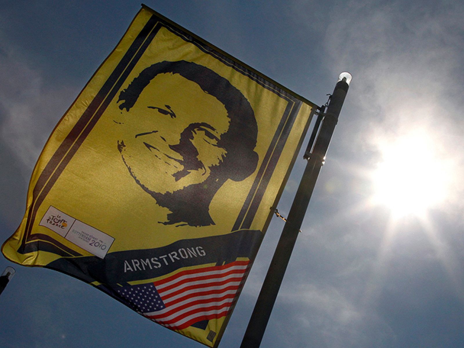 La espectación que levanta Lance Armstrong, cual estrella americana del rock, en Rottedram da la talla de como vive Holanda el inicio del Tour de Francia.