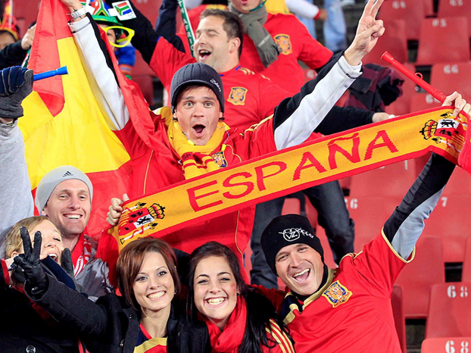 Cerca de un millar de españoles apoyarán a España a pasar a semifinales en Johannesburgo. A pesar de la crisis, muchos han llegado a desembolsar hasta 2.000 euros con tal de animar a los de Del Bosque porque "sólo se hace una vez en la vida".