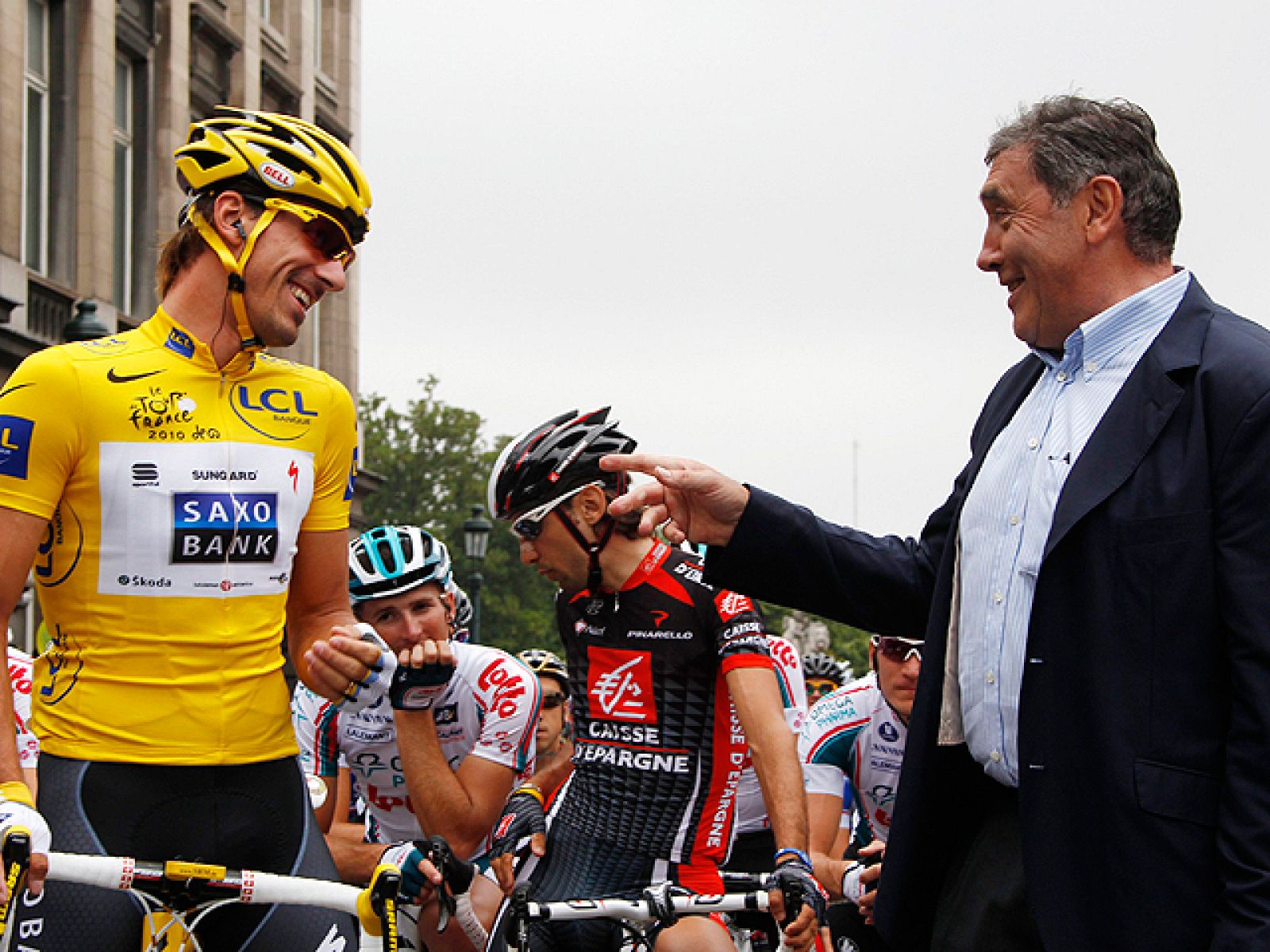 El Tour de Francia ha llegado a Bélgica y como no podía ser menos, el país se ha volcado. Mark Cavendish después de su caída se ve el centro de las miradas.