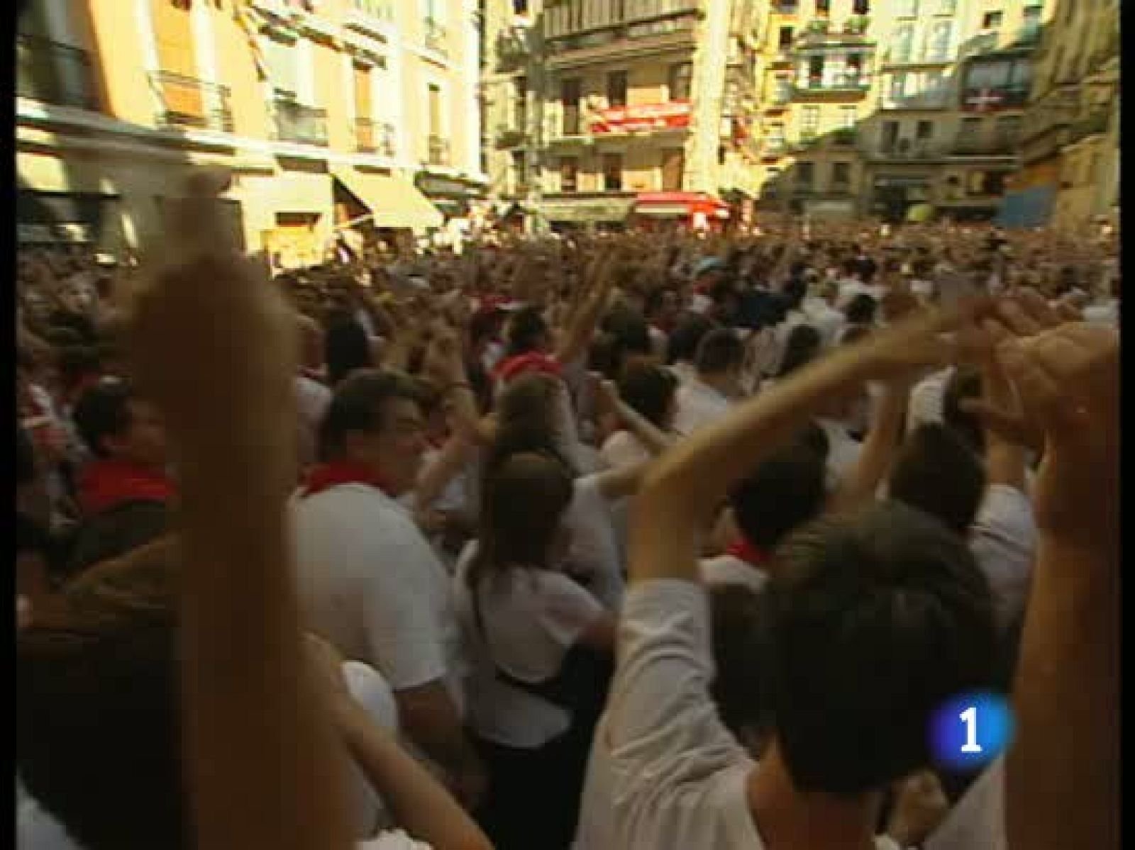 Cientos de pamplonenes celebran el Riua Riau de los sanfermines 2010 | Ver