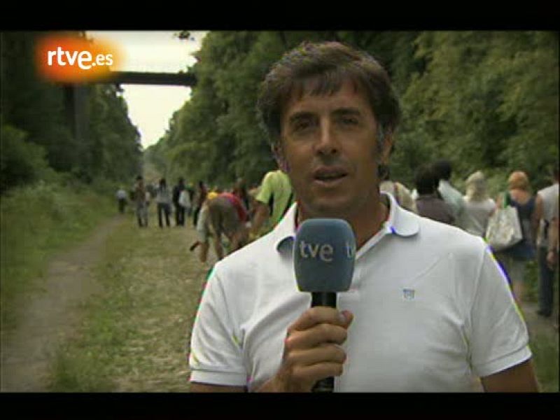 Los comentaristas de TVE, Carlos de Andrés y Perico Delgado, analizan el resultado de la etapa del pavés.