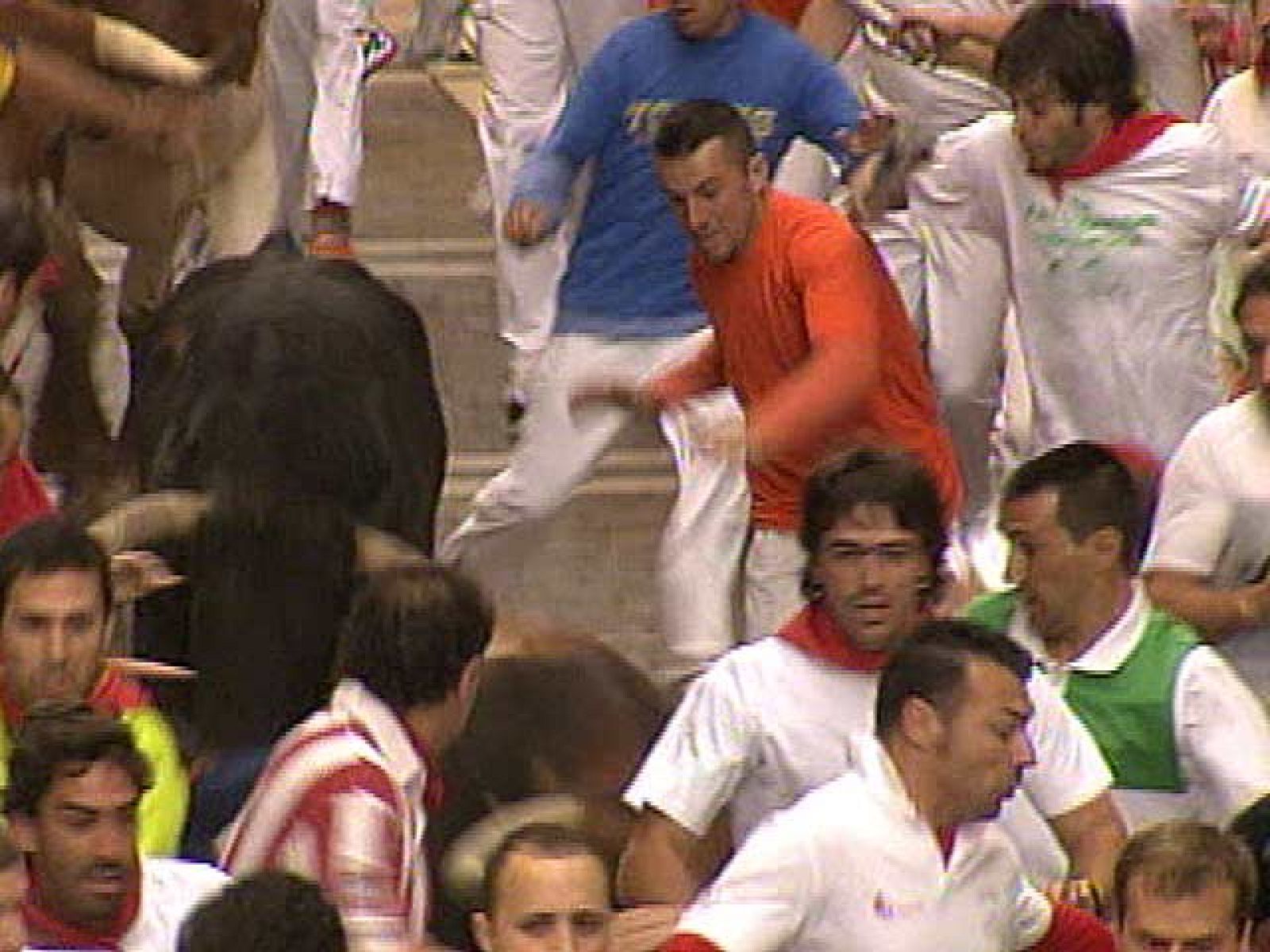 Peligro y muchas caídas en el segundo encierro de San Fermín | Ver