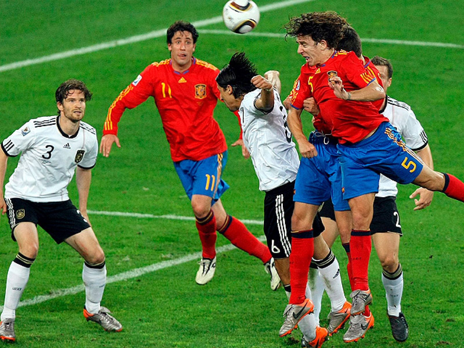 La selección española derrotó a Alemania en su mejor partido del campeonato y se ha ganado un hueco en la historia del fútbol gracias al golazo de cabeza de Puyol, que hizo realidad el sueño de todos los españoles.