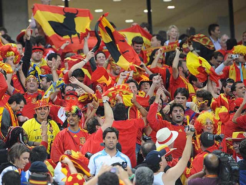 Los aficionados españoles desplazados a Durban vivieron intensamente la victoria de España ante Alemania. Para ellos, como para todos, que la 'Roja' juegue la final es como un sueño cumplido.