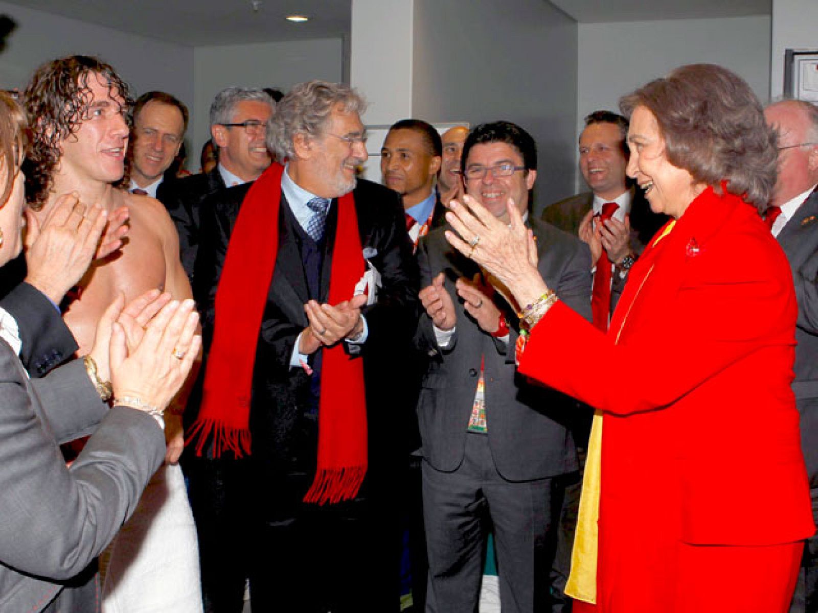 La Reina felicita a la "Roja" en los vestuarios