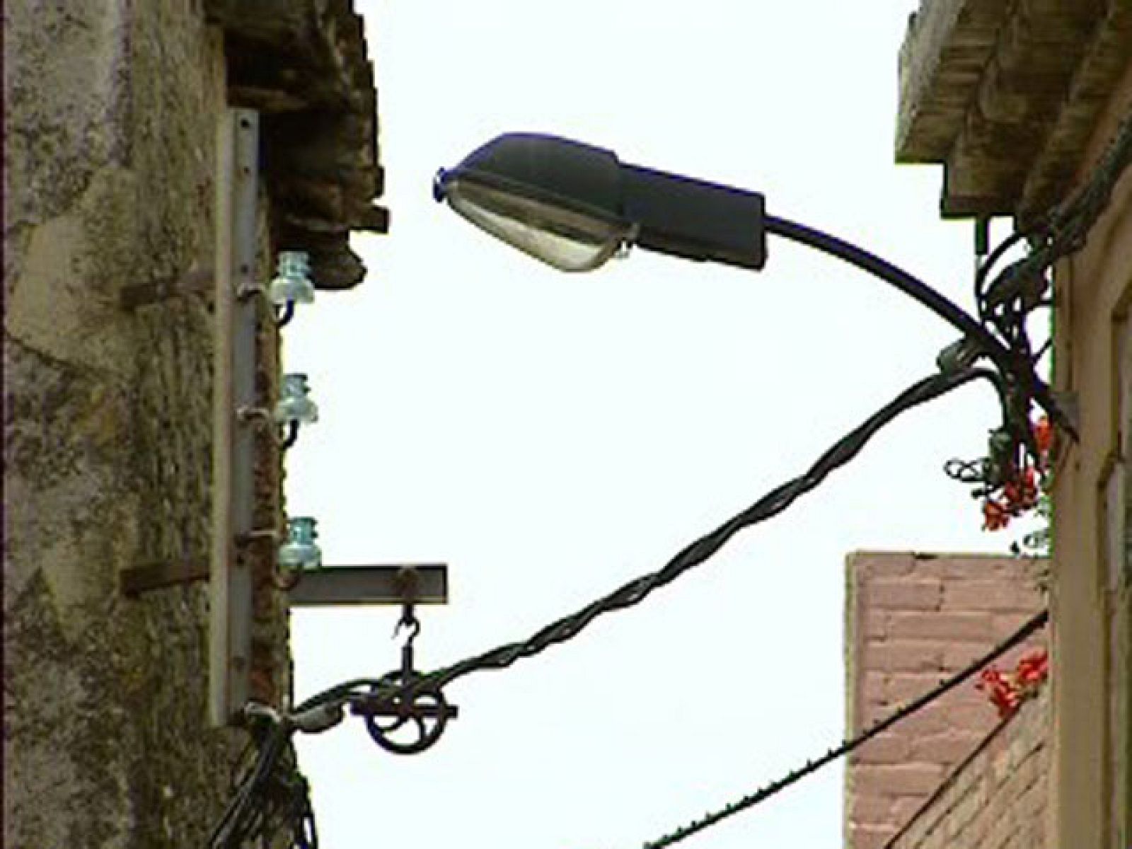 Endesa revisa la red eléctrica catalana