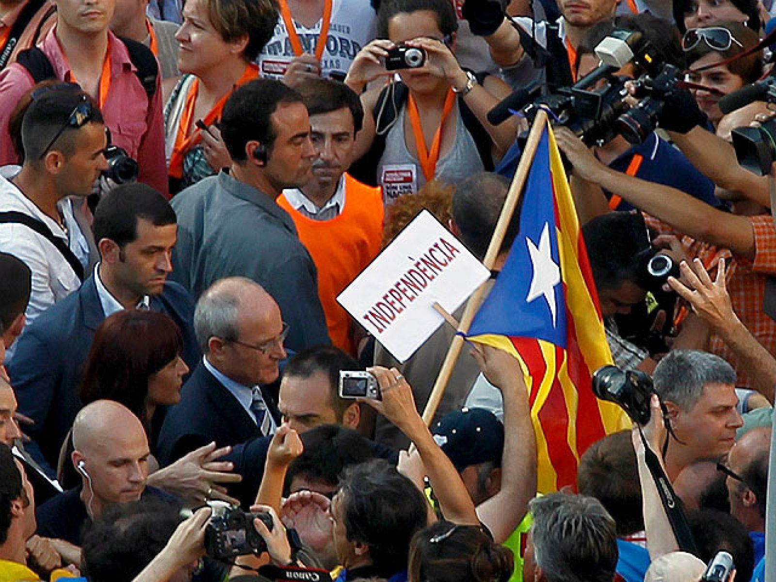 El presidente de la Generalitat, José Montilla, y el líder de UDC, Josep Antoni Durán i Lleida, han sido increpados por algunos manifestantes durante la marcha en apoyo del Estatut.
