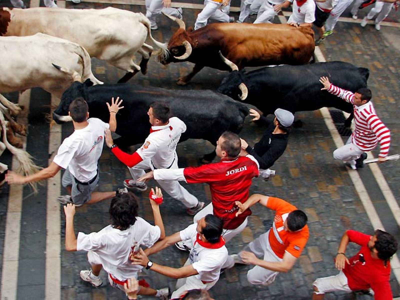 Peligros encierro de los Miura, con un corneado | Ver