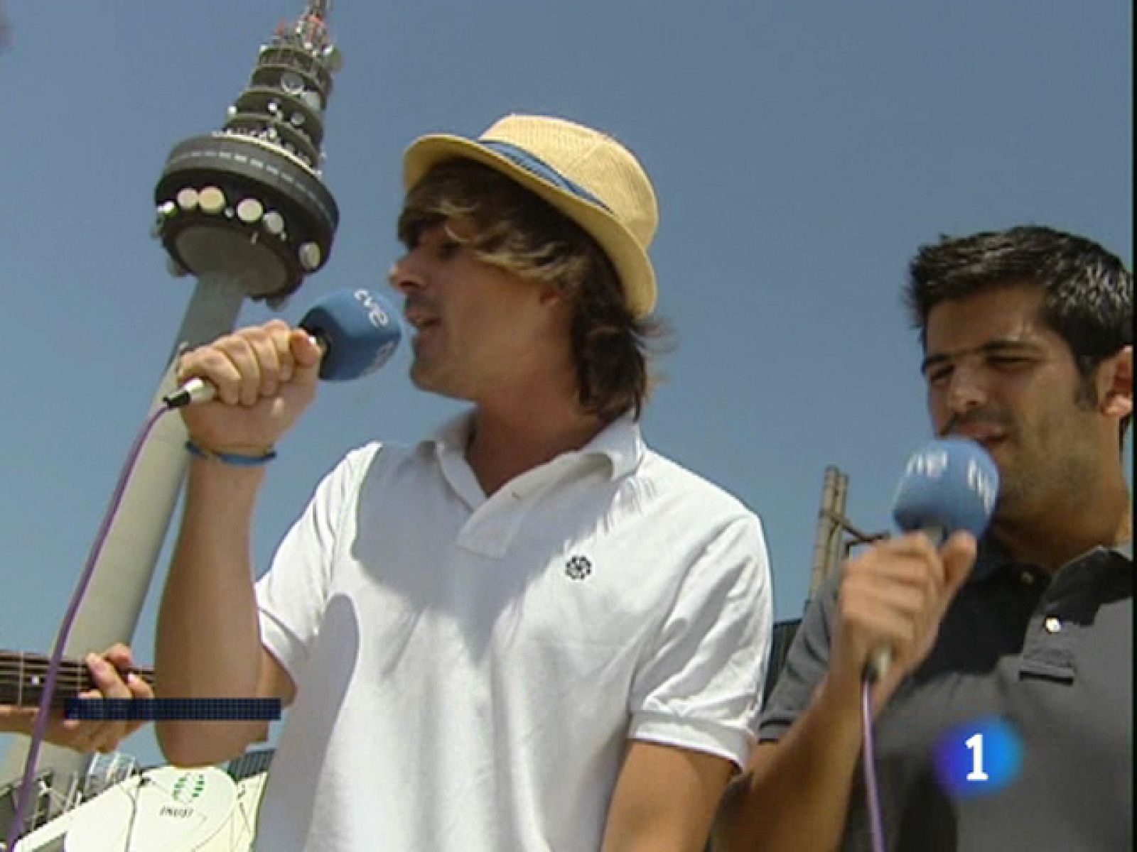 Diferentes artistas como Loquillo, Melocos, Ron Lalá o Javier Gutierrez han mandado a través de TVE su apoyo a la selección española para que gane a Holanda en la final del Mundial de Sudáfrica.