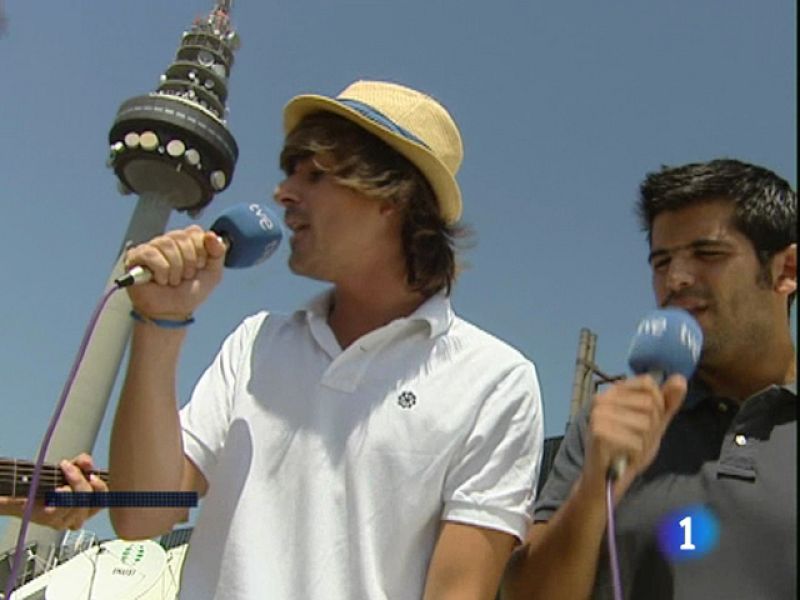 Diferentes artistas como Loquillo, Melocos, Ron Lalá o Javier Gutierrez han mandado a través de TVE su apoyo a la selección española para que gane a Holanda en la final del Mundial de Sudáfrica.