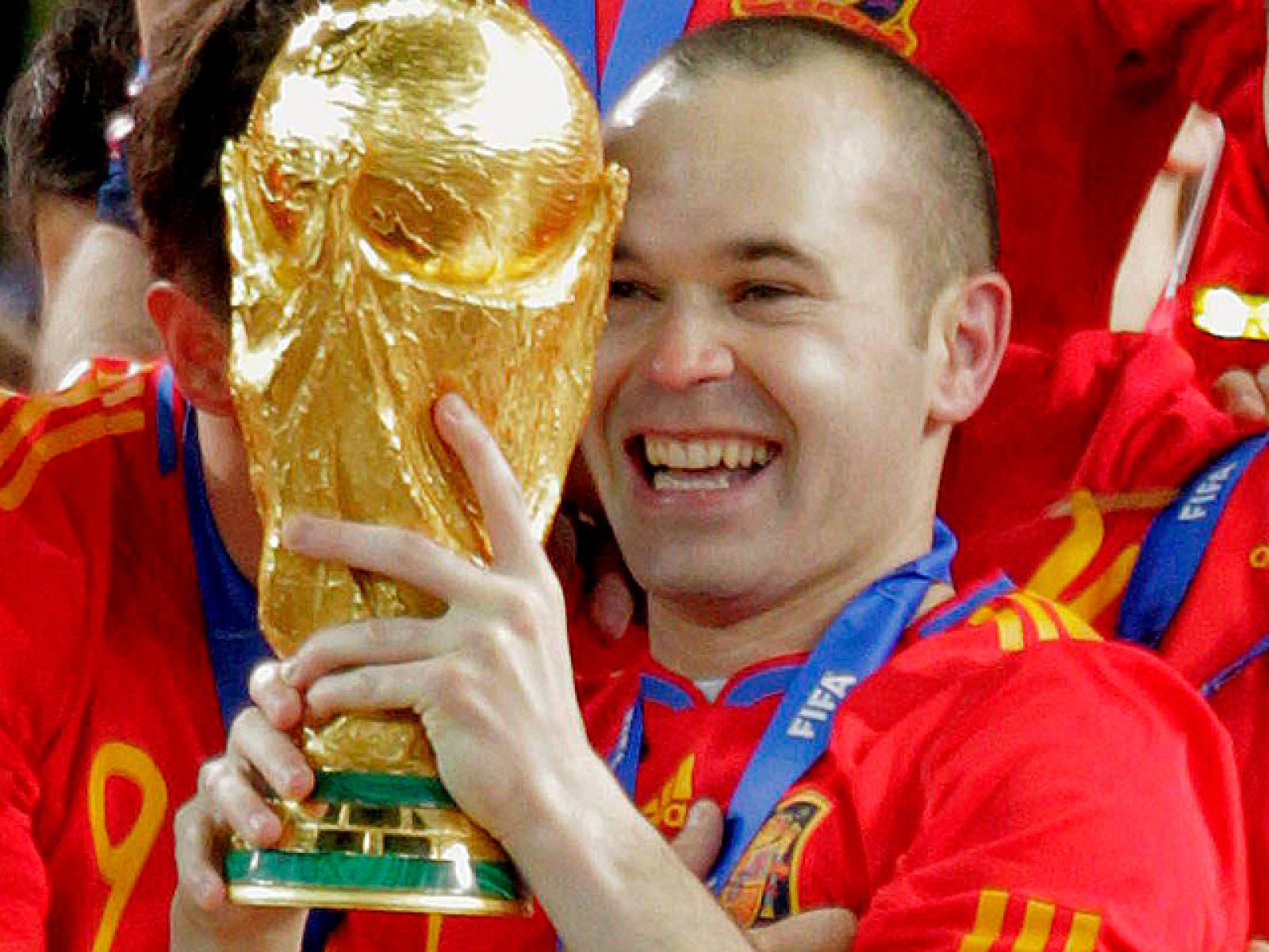 Andrés Iniesta se ha convertido en el héroe de la final del Mundial, al marcar el tanto que nos ha otorgado el primer título universal de la selección española de fútbol.